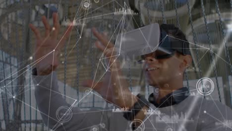 Animation-Eines-Netzwerks-Von-Verbindungen-über-Einem-Mann-Mit-VR-Headset