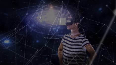 Animation-Eines-Netzwerks-Von-Verbindungen-über-Einer-Frau,-Die-Ein-VR-Headset-Trägt