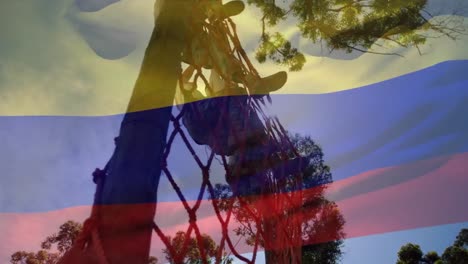 Animation-Der-Flagge-Kolumbiens,-Die-über-Soldaten-Weht,-Die-Im-Netz-Klettern