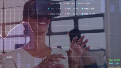 Animation-Der-Finanzdatenverarbeitung-über-Einer-Geschäftsfrau,-Die-Ein-VR-Headset-Verwendet