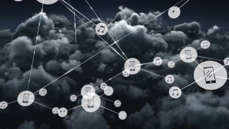 Netzwerke-Von-Verbindungen-Mit-Symbolen-über-Bewölktem-Nachthimmel
