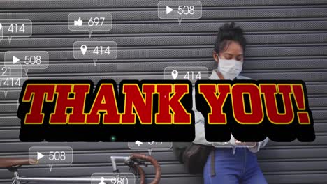 Animation-Des-Textes-„Dankeschön“-Mit-Medienbenachrichtigungen-über-Eine-Frau-Mit-Gesichtsmaske,-Die-Ihr-Smartphone-Nutzt