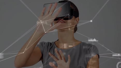 Animation-Der-Digitalen-Schnittstelle-über-Einer-Geschäftsfrau,-Die-Ein-VR-Headset-Verwendet