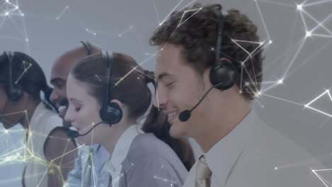Animation-Von-Verbindungsnetzwerken-über-Menschen,-Die-Telefon-Headsets-Tragen