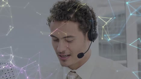 Animation-Des-Netzwerks-Von-Verbindungen-über-Einen-Geschäftsmann-Mit-Headset-Im-Büro