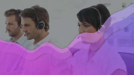Animation-Einer-Violetten-Welle-über-Geschäftsleuten,-Die-Telefon-Headsets-Tragen