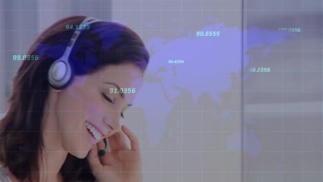 Animation-Von-Statistiken-Und-Datenverarbeitung-über-Einer-Frau,-Die-Ein-Telefon-Headset-Verwendet