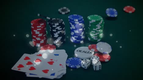 Animation-Von-Lichtflecken-über-Pokerchips,-Die-Auf-Würfel-Fallen,-Und-Spielkarten-Auf-Dem-Spieltisch
