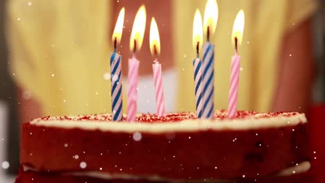 Animation-Von-Weißen-Lichtflecken,-Die-Sich-über-Brennende-Kerzen-Auf-Der-Geburtstagstorte-Bewegen
