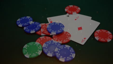 Animation-Von-Konfetti-Und-Pokerchips,-Die-Auf-Spielkarten-Am-Spieltisch-Fallen