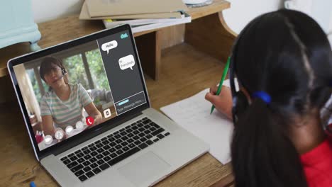 Schulmädchen-Nutzt-Laptop-Für-Online-Unterricht-Zu-Hause,-Mit-Ihrer-Schulfreundin-Und-Web-Chat-Auf-Dem-Bildschirm