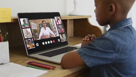 Vídeo-Compuesto-De-Un-Niño-Usando-Una-Computadora-Portátil,-Con-Interfaz-Y-Clases-Y-Maestros-Diversos-En-Una-Lección-En-Línea