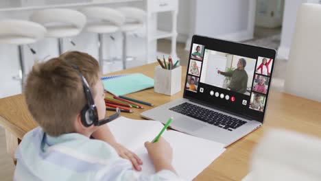 Zusammenstellung-Eines-Jungen,-Der-Zu-Hause-Einen-Laptop-Für-Den-Online-Unterricht-Nutzt,-Mit-Verschiedenen-Lehrern-Und-Klassen-Auf-Dem-Bildschirm
