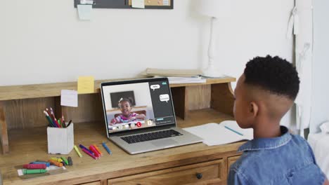 Niño-Afroamericano-Levantando-Las-Manos-Mientras-Realiza-Una-Videollamada-En-Una-Computadora-Portátil-En-Casa