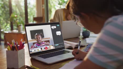 Schulmädchen-Nutzt-Laptop-Für-Online-Unterricht-Zu-Hause,-Mit-Schulfreund-Und-Web-Chat-Auf-Dem-Bildschirm