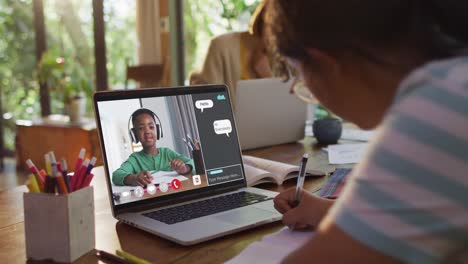 Afroamerikanisches-Mädchen-Macht-Hausaufgaben-Und-Führt-Zu-Hause-Einen-Videoanruf-Mit-Klassenkamerad-Auf-Dem-Laptop