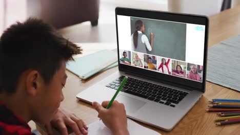 Asiatischer-Junge-Macht-Hausaufgaben-Und-Führt-Zu-Hause-Eine-Videokonferenz-Mit-Lehrer-Und-Klassenkameraden-Am-Laptop
