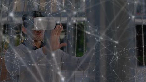 Animation-Eines-Netzwerks-Von-Verbindungen-über-Einem-Geschäftsmann,-Der-VR-Headsets-Trägt