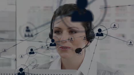 Animation-Eines-Netzwerks-Von-Verbindungen-über-Einer-Geschäftsfrau,-Die-Ein-Telefon-Headset-Trägt