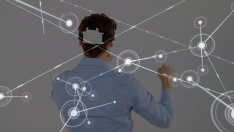 Animation-Eines-Netzwerks-Von-Verbindungen-über-Einem-Geschäftsmann,-Der-VR-Headsets-Trägt
