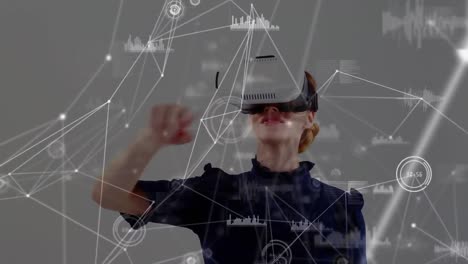Animation-Eines-Netzwerks-Von-Verbindungen-über-Einer-Geschäftsfrau,-Die-VR-Headsets-Trägt