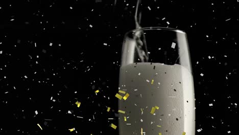 Goldenes-Konfetti-Fällt-über-Champagner,-Der-Vor-Schwarzem-Hintergrund-In-Ein-Glas-Strömt