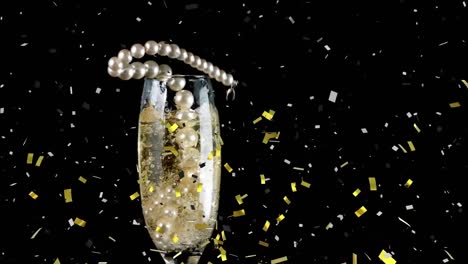 Konfetti-Fällt-über-Perlen,-Die-In-Champagnerglas-Vor-Schwarzem-Hintergrund-Fallen