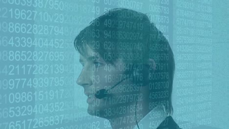 Cyber-Sicherheitsdatenverarbeitung-über-Einen-Kaukasischen-Männlichen-Kundenbetreuer,-Der-über-Ein-Telefon-Headset-Spricht