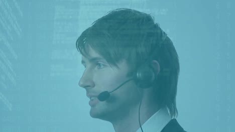Bildschirme-Mit-Datenverarbeitung-Gegen-Kaukasischen-Männlichen-Kundenbetreuer,-Der-über-Ein-Telefon-Headset-Spricht
