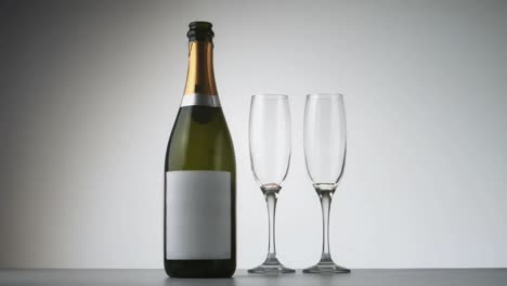 Animation-Eines-Brennenden-Glases-Mit-Champagnerflasche-Und-Gläsern-Auf-Weißem-Hintergrund
