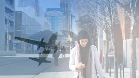 Animación-De-Una-Mujer-Asiática-Con-Hijab-Caminando-Con-Un-Teléfono-Inteligente-Sobre-El-Paisaje-Urbano