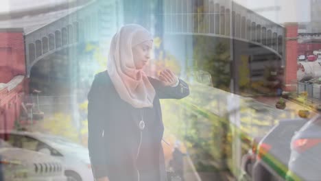 Animación-De-Una-Mujer-Asiática-Con-Hijab-Usando-Un-Reloj-Inteligente-Sobre-El-Paisaje-Urbano