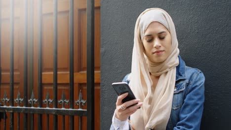 Animación-De-Una-Mujer-Asiática-Con-Hijab-Con-Un-Teléfono-Inteligente-Sobre-El-Paisaje-Urbano