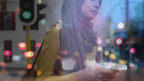 Animation-Einer-Asiatischen-Frau-Im-Hijab-Mit-Smartphone-über-Dem-Stadtbild