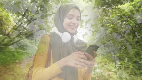 Animación-De-Una-Mujer-Asiática-Sonriente-Con-Hijab-Con-Un-Teléfono-Inteligente-Sobre-El-Paisaje-Urbano