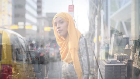 Animation-Einer-Asiatischen-Frau-Im-Hijab,-Die-Ein-Taxi-über-Dem-Stadtbild-Fängt