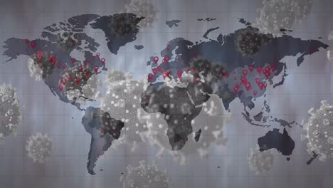 Animación-Digital-De-Múltiples-Células-Covid-19-Flotando-Contra-El-Mapa-Mundial-Sobre-Fondo-Gris