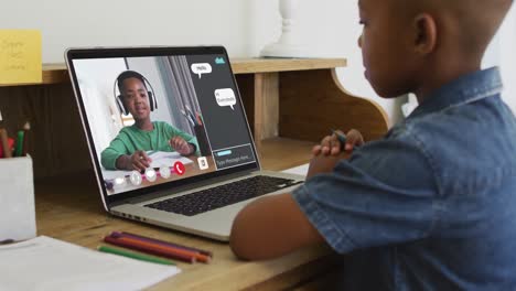 Schüler-Nutzt-Laptop-Für-Online-Unterricht-Zu-Hause,-Mit-Schüler-Und-Web-Chat-Auf-Dem-Bildschirm