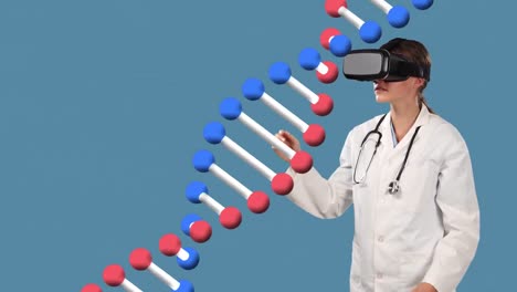 DNA-Struktur,-Die-Sich-über-Einer-Kaukasischen-Ärztin-Dreht,-Die-Ein-VR-Headset-Vor-Blauem-Hintergrund-Trägt