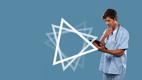 Forma-De-Triángulo-Geométrico-Abstracto-Girando-Sobre-Un-Trabajador-De-Salud-Masculino-Caucásico-Usando-Una-Tableta-Digital