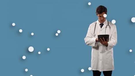 Weiße-Flecken-Schweben-über-Einem-Kaukasischen-Männlichen-Arzt,-Der-Ein-Digitales-Tablet-Vor-Blauem-Hintergrund-Verwendet