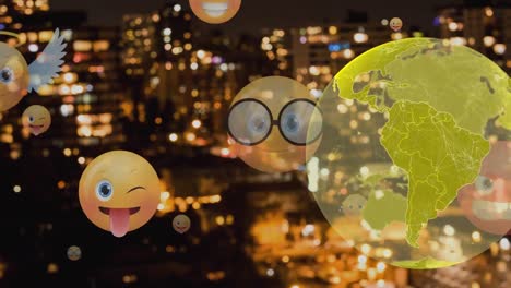 Drehender-Globus-Und-Mehrere-Gesichts-Emoji-Symbole,-Die-Nachts-Vor-Der-Luftaufnahme-Der-Stadtlandschaft-Schweben