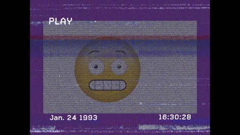 Digitale-Animation-Des-VHS-Glitch-Effekts-über-Grimassierendem-Gesichts-Emoji-Auf-Violettem-Hintergrund