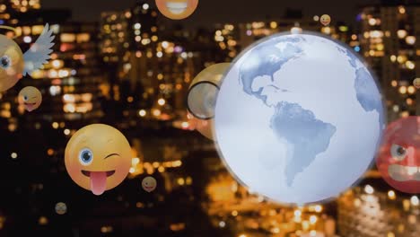 Drehender-Globus-Und-Mehrere-Gesichts-Emoji-Symbole,-Die-Nachts-Vor-Der-Luftaufnahme-Der-Stadtlandschaft-Schweben
