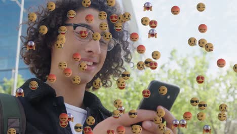 Animation-Fallender-Emojis-über-Einen-Mann-Mit-Smartphone