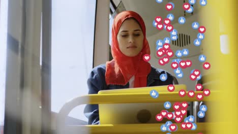 Animation-Fallender-Social-Media-Symbole-über-Einer-Frau-Im-Hijab,-Die-Einen-Laptop-Benutzt