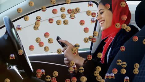Animation-Von-Od-Fallenden-Emojis-über-Eine-Frau-Im-Hijab-Mit-Smartphone