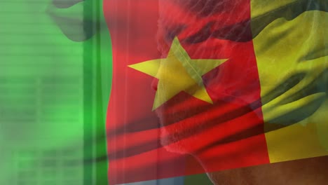 Kamerun-Flagge-Weht-Gegen-Kaukasischen-Männlichen-Oberarzt,-Der-Aus-Dem-Fenster-Im-Krankenhaus-Schaut