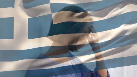 Digitale-Komposition-Einer-Griechischen-Flagge,-Die-Im-Krankenhaus-Gegen-Eine-Gestresste-Kaukasische-Frau-Weht