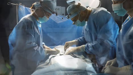 Equipo-De-Cirujanos-Con-Binoculares-Realizando-Cirugía-Contra-El-Lapso-De-Tiempo-De-Personas-Caminando